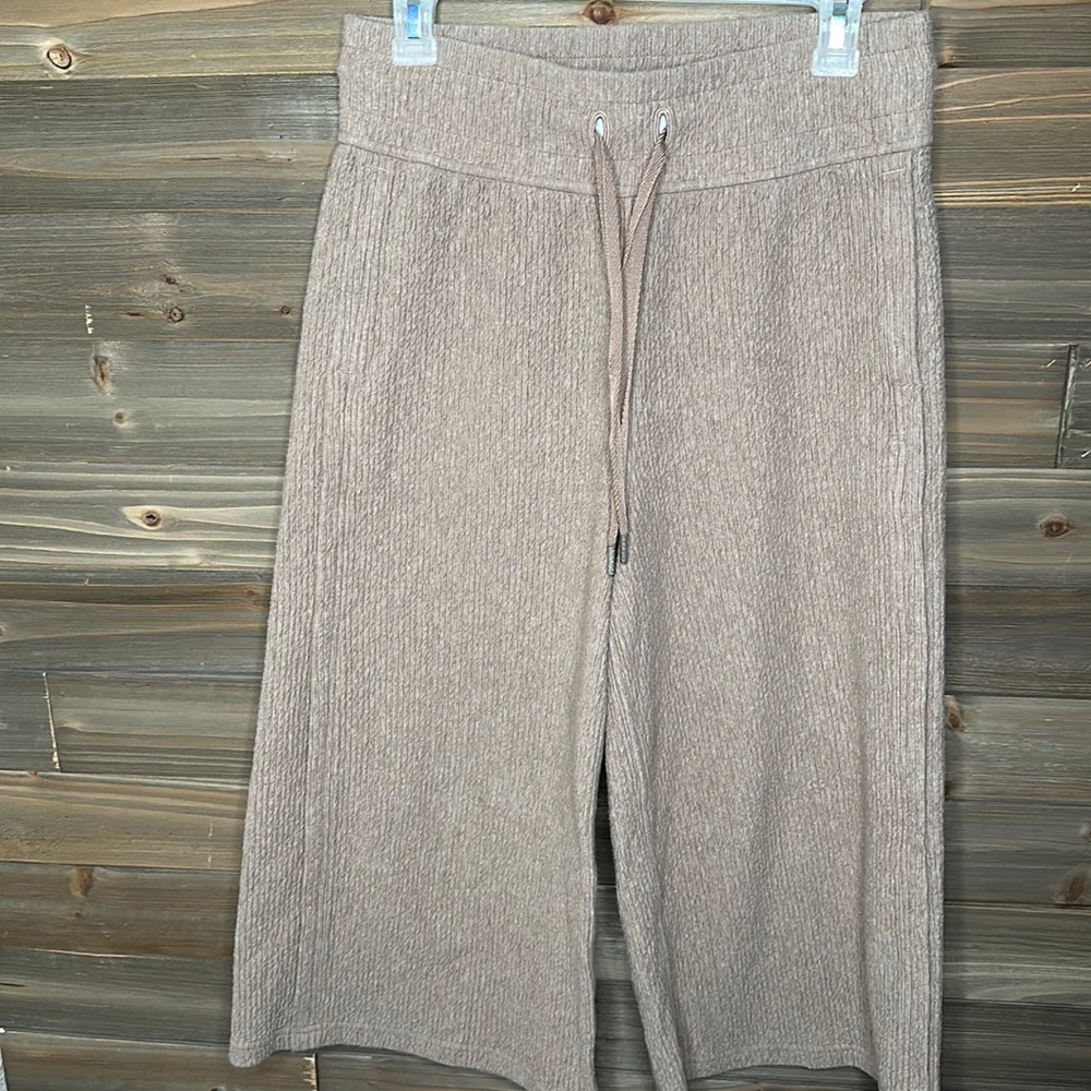 **LULULemon wide-leg, cropped Athleisure Pant
